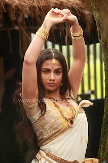 Vidhya Balan Sexy Exposure - Hot Navel and Breast profile of Vidhya